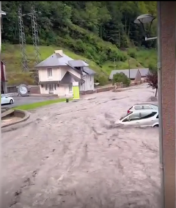 water dat als een rivier door een straat stroomt