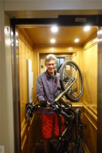 Hsn Goeman met fiets in de lift