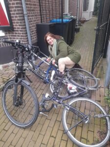 Astrid onder fietsen