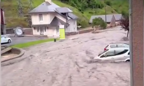 water dat als een rivier door een straat stroomt